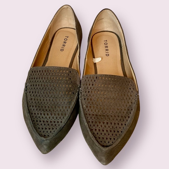 Torrid Perforated Pointed Toe Faux Suede Flats Shoes Gray Size 8 Wide - Picture 1 of 11